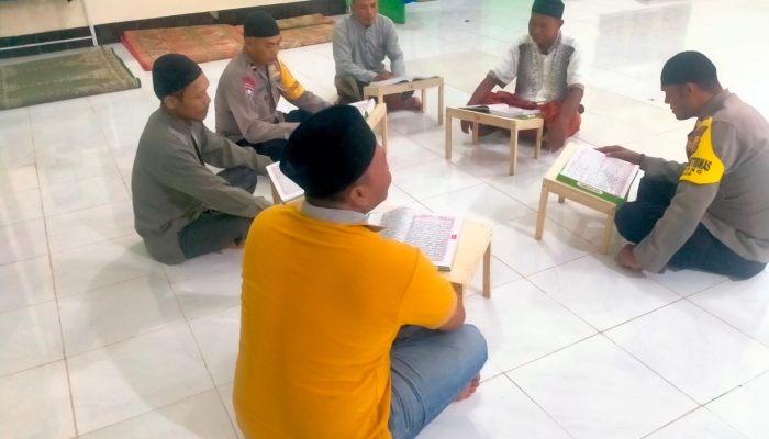 Bhabinkamtibmas Polsek Birem Bayeun Melaksanakan Tadarus Al-Quran Bersama Warga