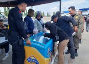 Es Cream Brimob Diserbu Pemudik Motor di Pelabuhan Panjang
