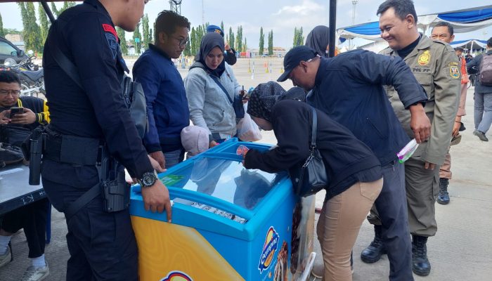Es Cream Brimob Diserbu Pemudik Motor di Pelabuhan Panjang