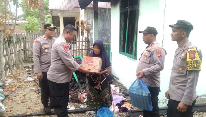Kapolsek Idi Rayeuk Serahkan Bantuan Tanggap Darurat Kepada Warga Korban Kebakaran