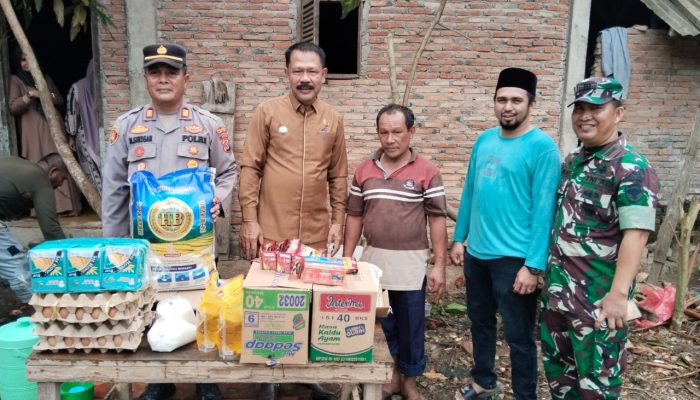 Kapolsek Peureulak Bersama Camat dan Danramil Serahkan Bantuan Kepada Korban Kebakaran