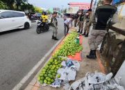 Berjualan di Jembatan Peunayong Banda Aceh, Dagangan Mangga Milik PKL Ditertibkan