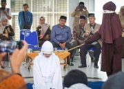 Bermesraan di Rumah Kos dan Tempat Terbuka, Dua Pasangan Dihukum 17 Kali Cambukan