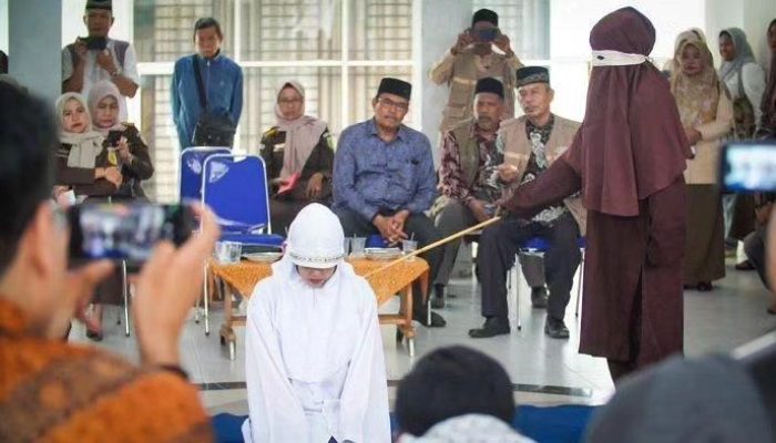 Bermesraan di Rumah Kos dan Tempat Terbuka, Dua Pasangan Dihukum 17 Kali Cambukan