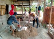 Bhabinkamtibmas Polsek Birem Bayeun Bantu Tukang Bangun Rumah Warga