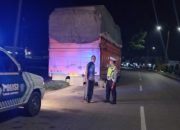 Polisi di Aceh Tamiang Mengambil Langkah untuk Cegah Kecelakaan dengan Memberikan Teguran kepada Supir Truck yang Parkir di Badan Jalan