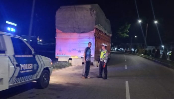 Polisi di Aceh Tamiang Mengambil Langkah untuk Cegah Kecelakaan dengan Memberikan Teguran kepada Supir Truck yang Parkir di Badan Jalan