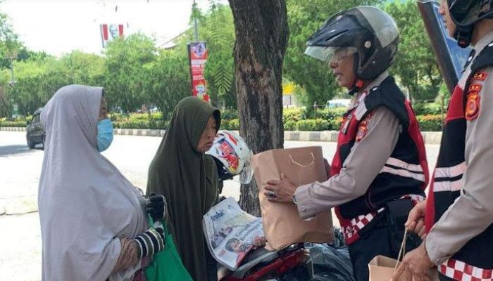 Ditsamapta Polda Aceh Bagi Sembako dalam Rangka Berkah Harkitnas