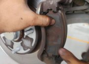 Inilah Penyebab Rem Mobil Mengeluarkan Bunyi Decit, Simak Solusinya