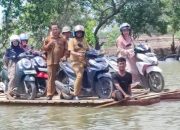 Jembatan Utama Desa Naleung Rusak, Warga Aceh Timur Harus Menggunakan Rakit Setiap Hari