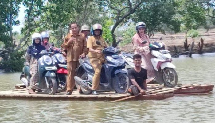 Jembatan Utama Desa Naleung Rusak, Warga Aceh Timur Harus Menggunakan Rakit Setiap Hari