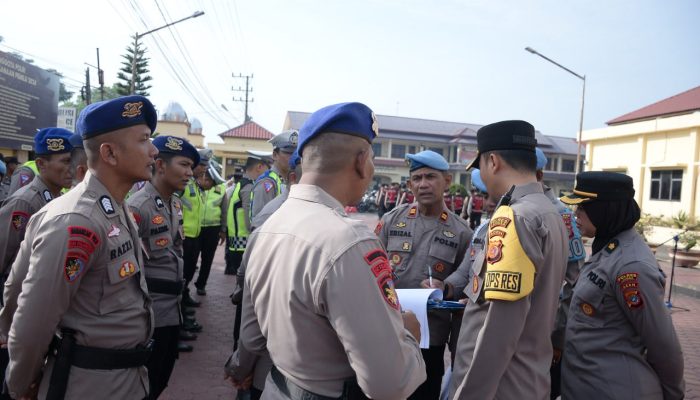 Pengecekan Kehadiran Personel oleh Propam Polres Langsa Saat Apel Pagi