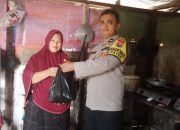 Bhabinkamtibmas Berikan Bantuan kepada Warga Kurang Mampu sebagai Bentuk Kepedulian