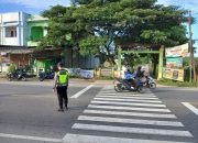 Polsek Manyak Payed Mengatur Lalu Lintas dan Aktivitas Warga di Pagi Hari