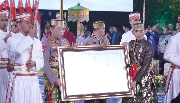 Kapolri Listyo Sigit Prabowo Dianugerahi Gelar Adat dan Pusaka oleh Dewan Adat Sulawesi Selatan