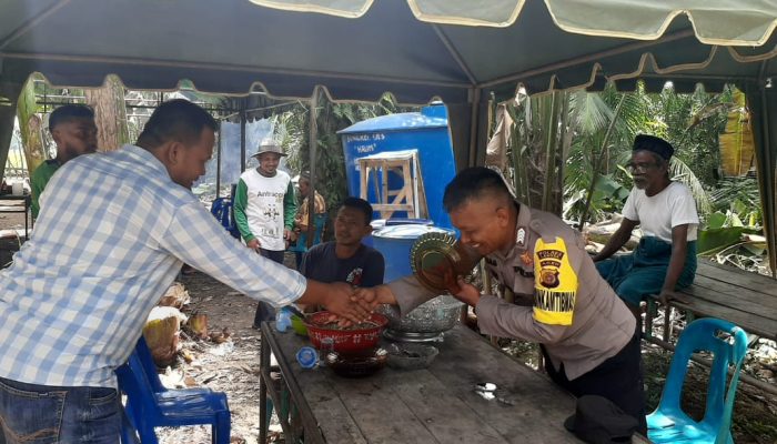 Warga Desa Alue Sentang Undang Bhabinkamtibmas di Acara Pernikahan, Pererat Hubungan Komunitas