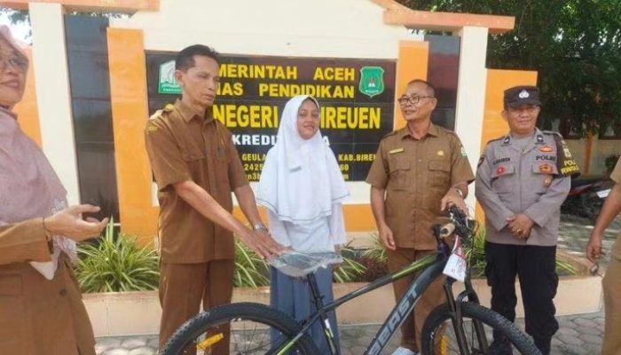 Bantuan Sepeda untuk Cut Dhea Nada Amira, Siswi Berprestasi dari SMAN 3 Bireuen
