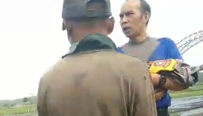 Mengharukan, Aipda Hendra Lepas Seragam untuk Evakuasi Jasad Bayi yang Ditemukan di Sungai