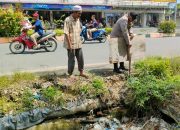 Bhabinkamtibmas Polsek Langsa Pasang Plang Kayu Himbauan Jangan Buang Sampah Sembarangan