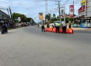 Tekan Lakalantas, Satlantas Polres Aceh Timur Pasang Water Barrier di Simpang Empat Peureulak