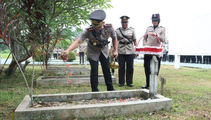 Polres Langsa Peringati Hari Bhayangkara ke-78 dengan Ziarah Khidmat di Makam Pahlawan
