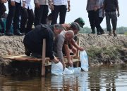 Polres Langsa Dorong Ketahanan Pangan Lewat Penaburan Bibit Udang di Hari Bhayangkara ke-78