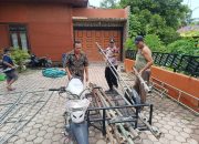 Polisi RW Membantu Kegiatan Warga Dusun Binaannya Membangun Tenda
