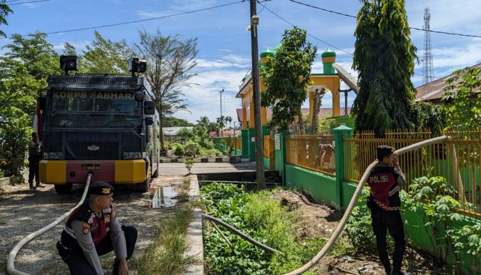 Penyaluran Air Bersih Gratis ke Pesantren Madrasah Ulumul Quran Bustanul Ulum di Wilayah Hukum Polres Langsa