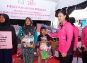 Ketua Umum Bhayangkari Berikan Bantuan dan Trauma Healing di Posko Pengungsian Banjir Bandang