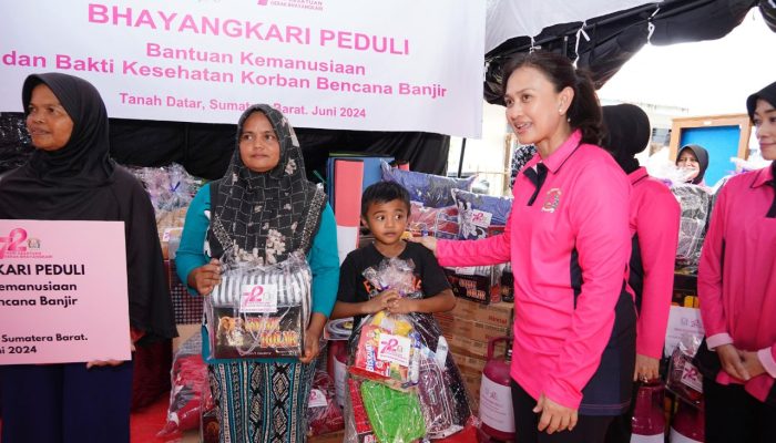 Ketua Umum Bhayangkari Berikan Bantuan dan Trauma Healing di Posko Pengungsian Banjir Bandang