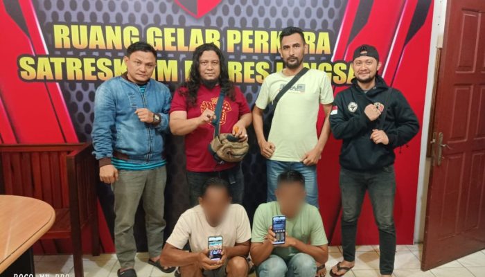 Main Judi Online, Dua Pemuda Diciduk Sat Reskrim Polres Langsa Di Depan Bengkel