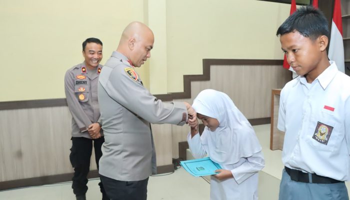 Polres Langsa Berikan Beasiswa untuk Siswa Berprestasi di Hari Bhayangkara ke-78