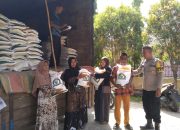 Bhabinkamtibmas Mengawasi Pembagian Bantuan Sosial Pangan Jenis Bansos Beras di Langsa