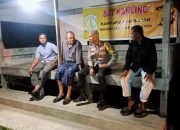 Bhabinkamtibmas Polsek Manyak Payed Saweu Pos Satkamling untuk Tingkatkan Keamanan di Desa Sampaimah