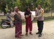 Polsek Manyak Payed Bagikan Sembako dan Pesan Kamtibmas di Desa Tualang Baro