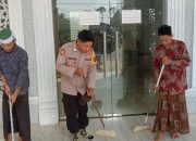 Bhabinkamtibmas Polsek Rantau Selamat Bantu Warga Membersihkan Mushola di Desa Binaannya