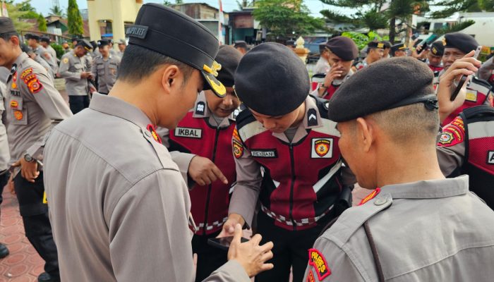 Penegakan Disiplin: Wakapolres Langsa Lakukan Pengecekan Handphone Personil