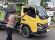 Polsek Langsa Barat Bagikan Bendera Merah Putih Menyambut HUT RI ke-79