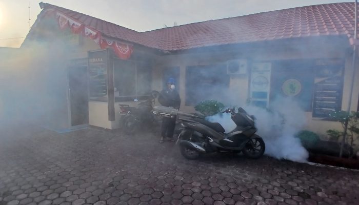 Antisipasi Merebaknya Penyakit Demam Berdarah, Polres Langsa Fogging Mapolsek