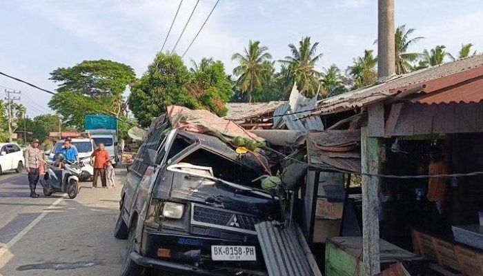 Detik-detik Kecelakaan L300 di Aceh Timur: Sopir Mengantuk, Tabrak Tiang Listrik dan Warung