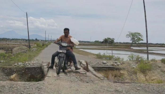 Warga Simpang Tiga Resah, Jembatan Menuju Kembang Tanjong Masih Terbengkalai