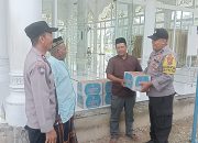 Polisi Berbagi, Polsek Sungai Raya Bagikan Air Mineral untuk Jamaah Mesjid