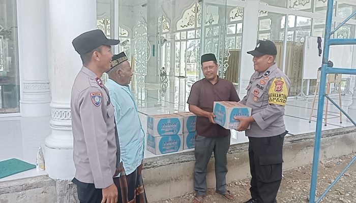 Polisi Berbagi, Polsek Sungai Raya Bagikan Air Mineral untuk Jamaah Mesjid