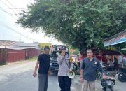Bhabinkamtibmas Bersama Perangkat Desa Imbau Warga Kibarkan Bendera Merah Putih