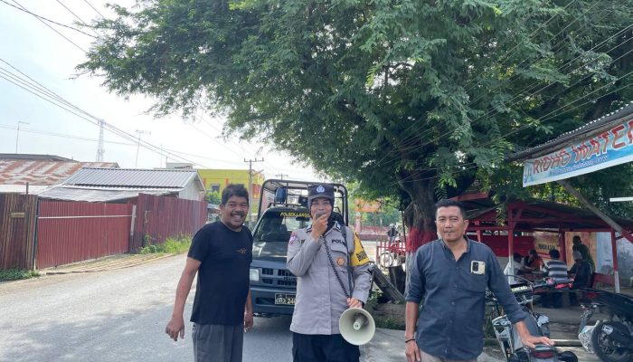 Bhabinkamtibmas Bersama Perangkat Desa Imbau Warga Kibarkan Bendera Merah Putih