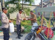 Polsek Langsa Barat Berbagi Kebahagiaan, Bagikan Sembako untuk Tukang Becak dalam Program Jumat Berkah