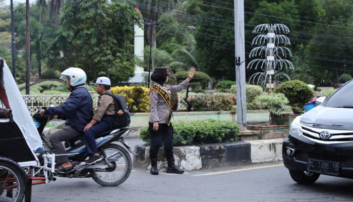 Semangat HUT Polwan ke-76, Polwan Polres Langsa Giatkan Pengaturan Lalu Lintas Pagi