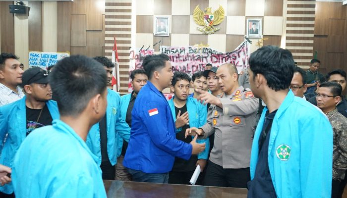 Polisi Amankan Aksi Damai Mahasiswa Unsam di Kantor DPRK Langsa