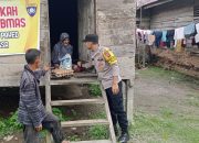Program Polisi Berbagi: Bhabinkamtibmas Polsek Manyak Payed Bagikan Sembako kepada Warga Membutuhkan