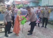 Polsek Langsa Ajak Masyarakat Bersatu Lewat Kegiatan Jumat Berkah di Tengah Situasi Ekonomi Sulit